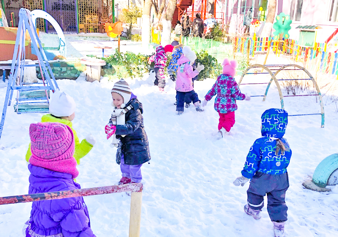 Зимняя прогулка в детском саду.